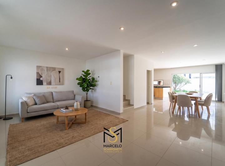 Casa · 180m² · 5 Ambientes · 4 Cocheras