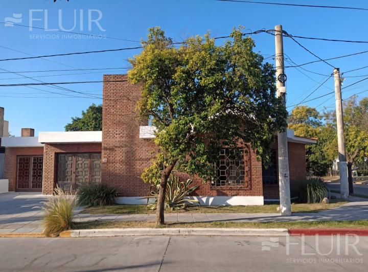 Casa · 207m² · 3 Dormitorios · 2 Cocheras