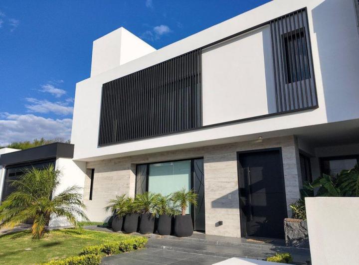 Casa · 255m² · 6 Ambientes · 2 Cocheras