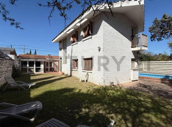 Casa · 322m² · 9 Ambientes · 1 Cochera