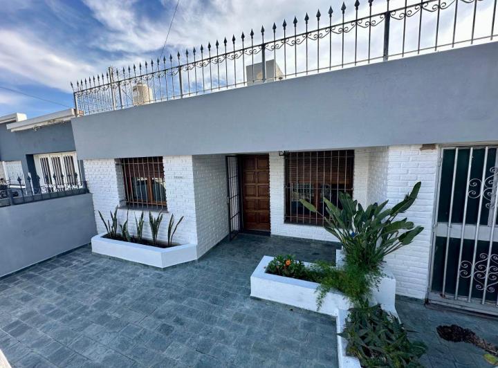 Casa · 107m² · 4 Ambientes · 2 Cocheras