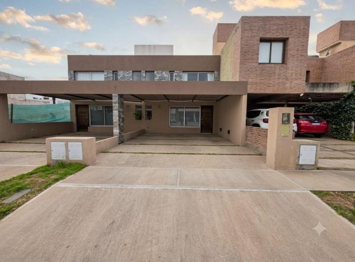 Casa · 119m² · 8 Ambientes · 1 Cochera