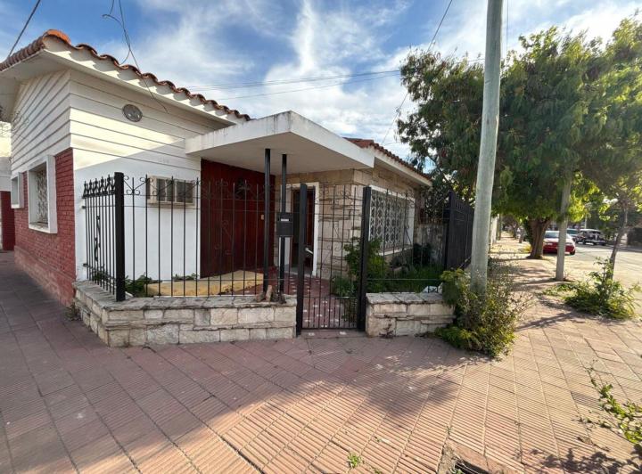 Casa · 166m² · 9 Ambientes · 1 Cochera