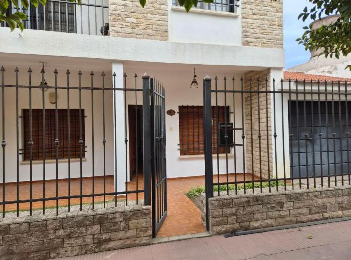 Casa · 300m² · 8 Ambientes · 4 Cocheras