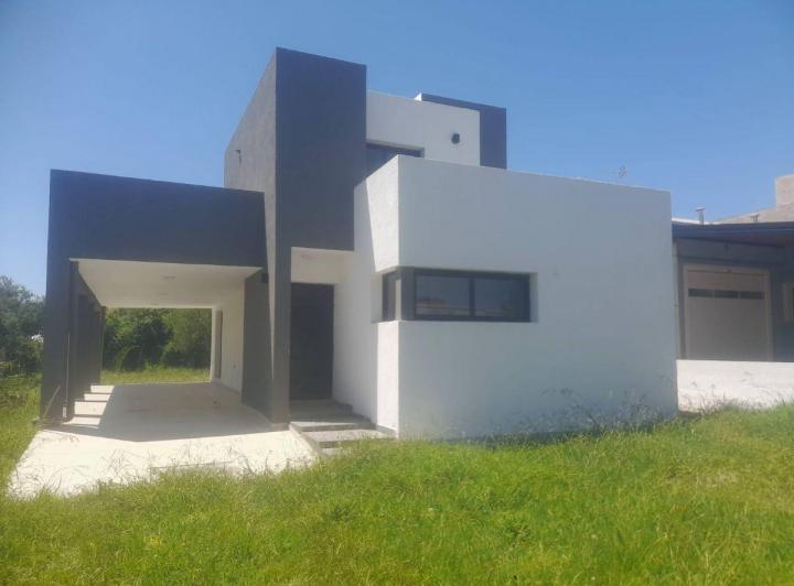 Casa · 180m² · 5 Ambientes · 2 Cocheras