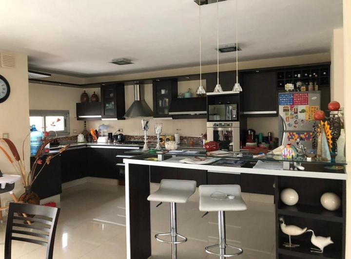 Casa · 345m² · 4 Ambientes · 10 Cocheras