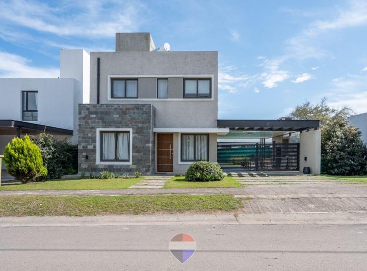 Casa · 150m² · 4 Ambientes · 2 Cocheras