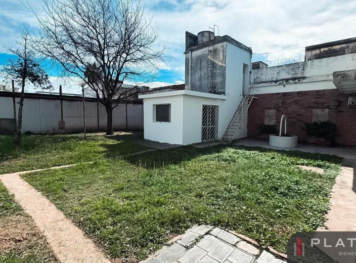 Casa · 240m² · 6 Ambientes · 1 Cochera