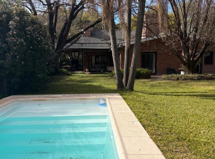 Casa · 330m² · 4 Ambientes · 2 Cocheras
