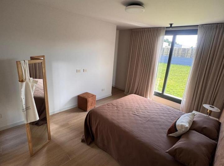 Casa · 200m² · 6 Ambientes · 4 Cocheras