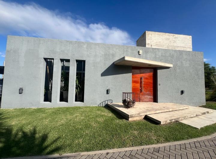 Casa · 300m² · 7 Ambientes · 2 Cocheras