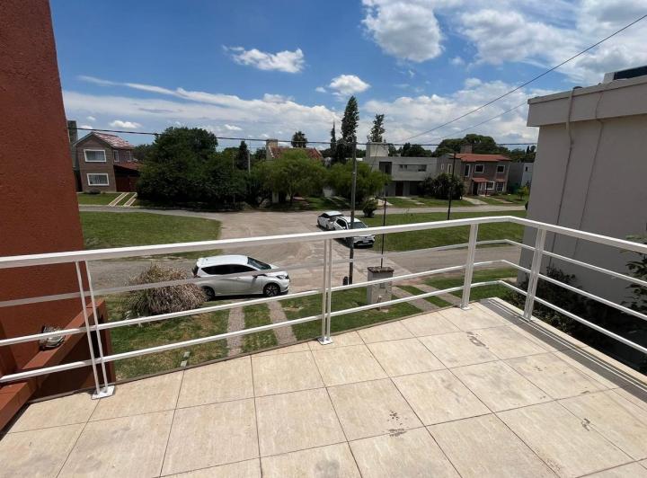 Casa · 200m² · 5 Ambientes · 2 Cocheras