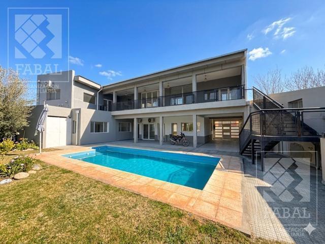 Casa · 440m² · 5 Ambientes · 2 Cocheras