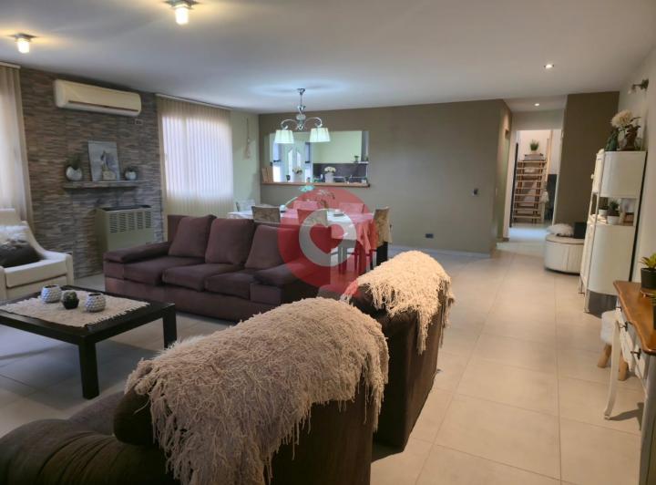 Casa · 219m² · 6 Ambientes · 3 Cocheras