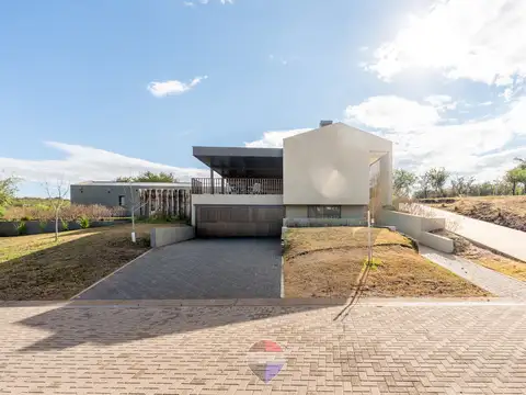 Casa en Venta en Countries y Barrios Cerrados en Mendiolaza, Colón