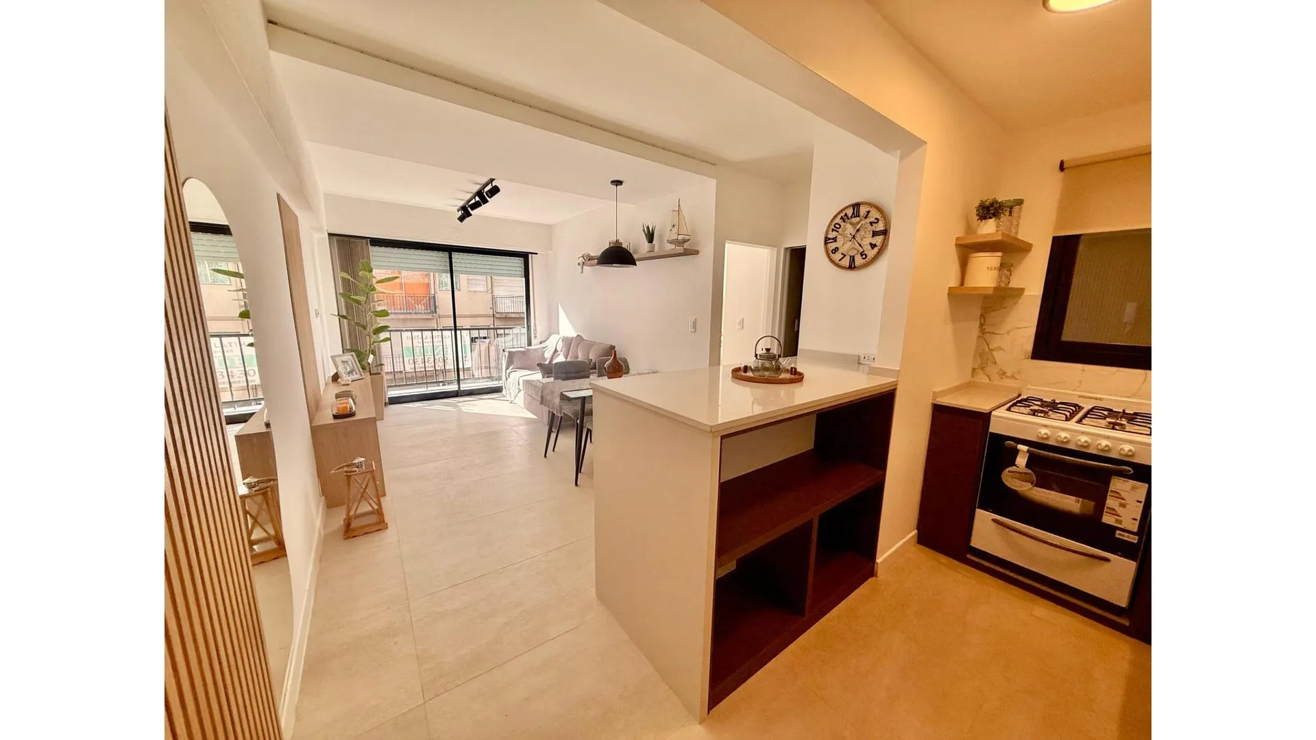 venta 2 amb  a la calle con balcon saliente
