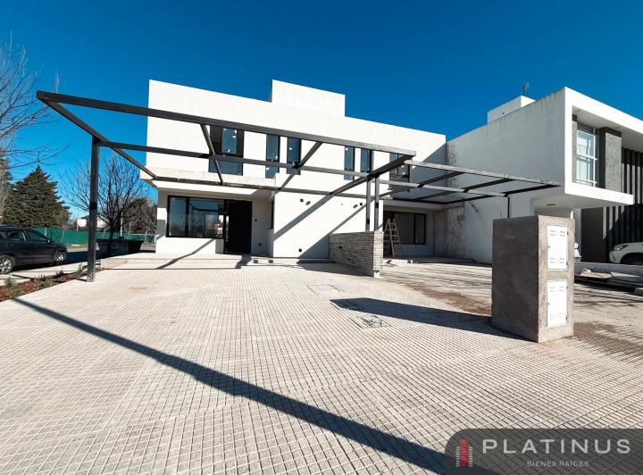 Casa · 155m² · 5 Ambientes · 2 Cocheras