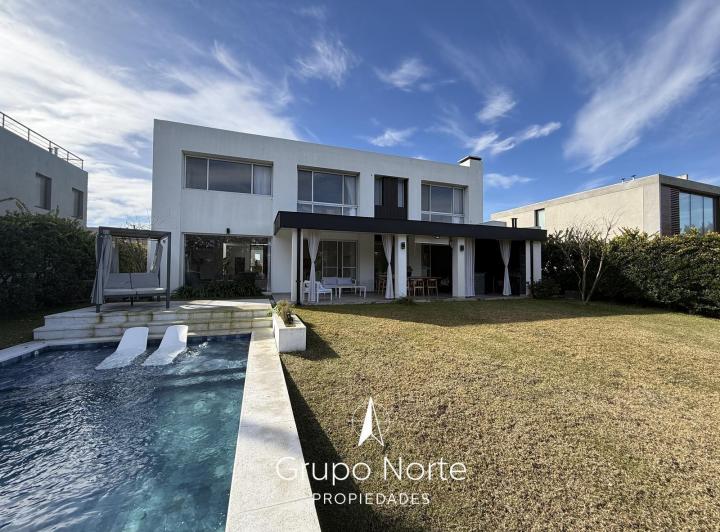 Casa · 400m² · 6 Ambientes · 2 Cocheras