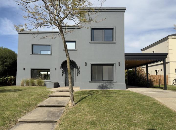 Casa · 190m² · 5 Ambientes · 4 Cocheras