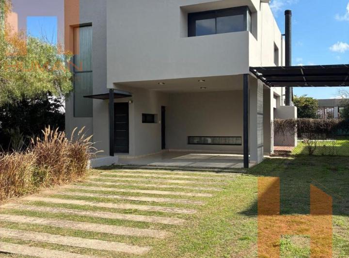 Casa · 240m² · 7 Ambientes · 3 Cocheras