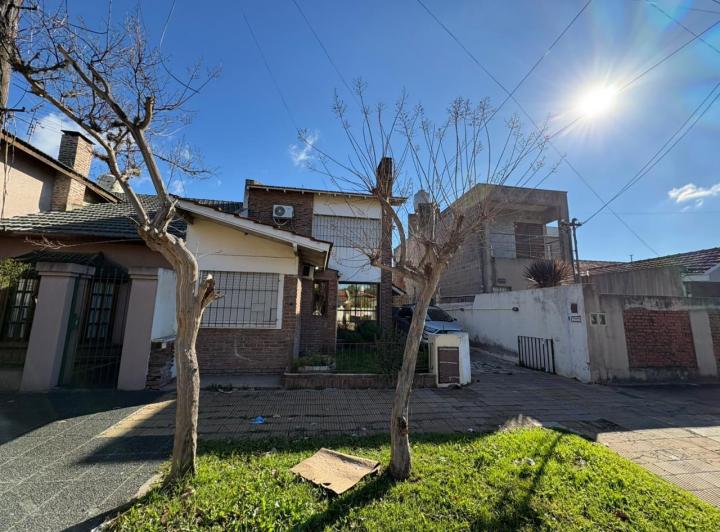 Casa · 180m² · 5 Ambientes · 3 Cocheras