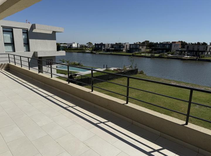 Casa · 200m² · 5 Ambientes · 3 Cocheras