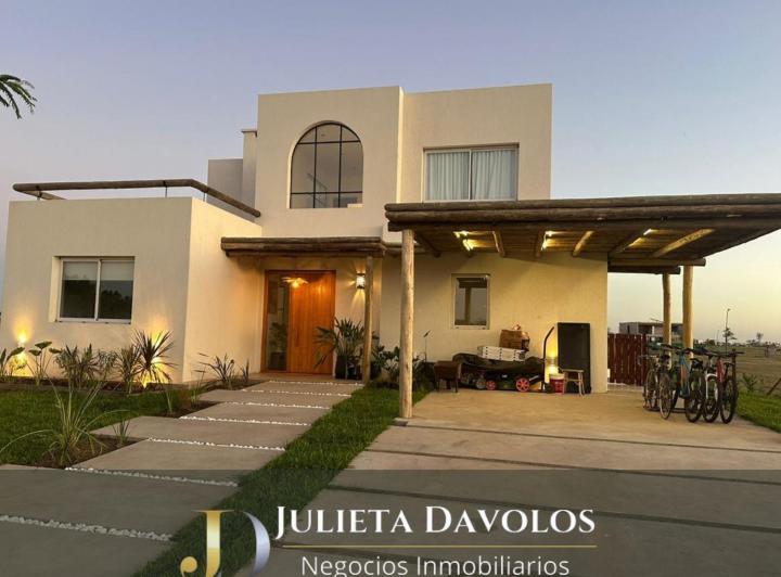 Casa · 195m² · 5 Ambientes · 2 Cocheras