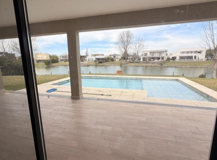 Casa · 250m² · 6 Ambientes · 4 Cocheras