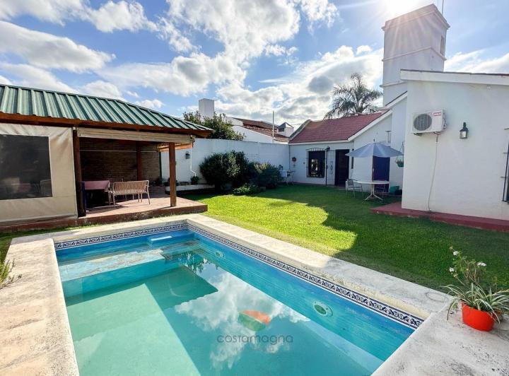 Casa · 220m² · 8 Ambientes · 2 Cocheras