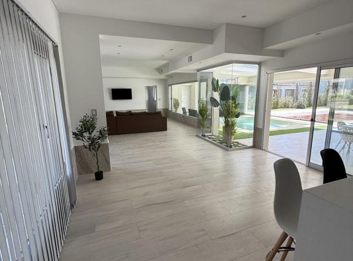 Casa · 1800m² · 12 Ambientes · 2 Cocheras