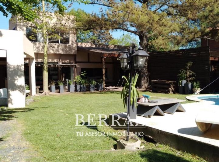 Casa · 332m² · 8 Ambientes · 3 Cocheras
