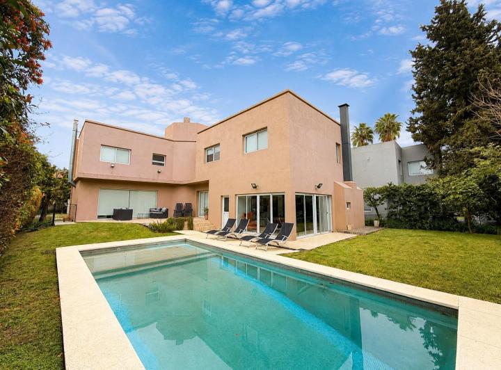 Casa · 250m² · 5 Ambientes