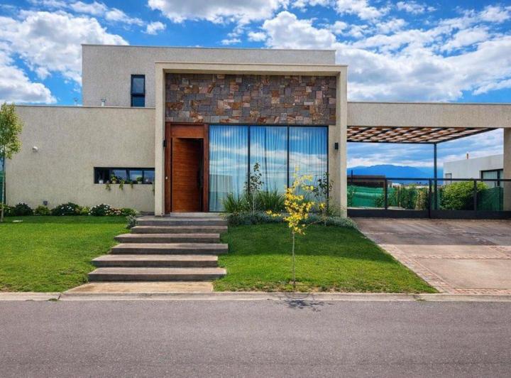 Casa · 225m² · 4 Ambientes · 2 Cocheras