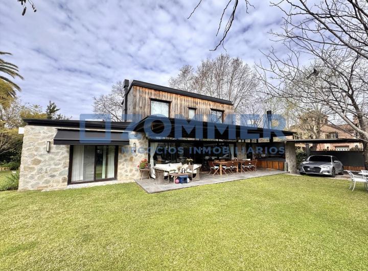 Casa · 250m² · 4 Ambientes · 2 Cocheras