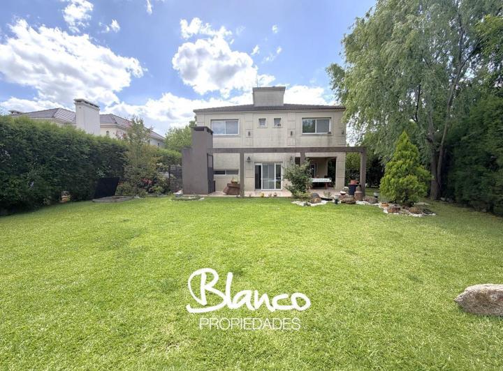 Casa · 250m² · 5 Ambientes · 1 Cochera
