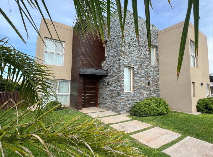 Casa · 289m² · 7 Ambientes · 3 Cocheras