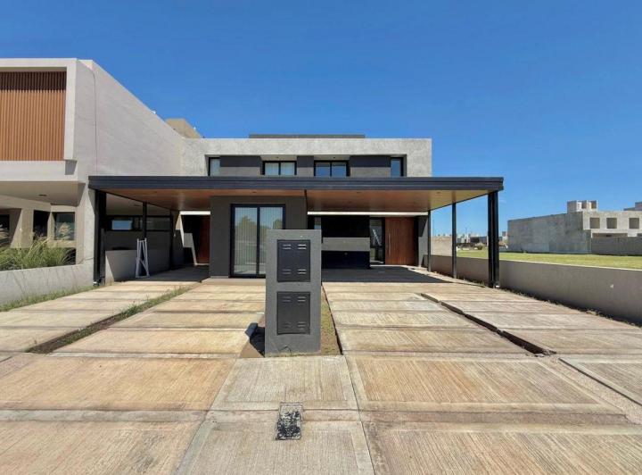 Casa · 190m² · 5 Ambientes · 2 Cocheras