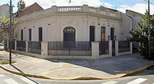 Casa · 240m² · 6 Ambientes · 1 Cochera