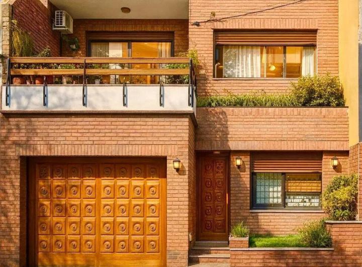 Casa · 216m² · 6 Ambientes · 2 Cocheras