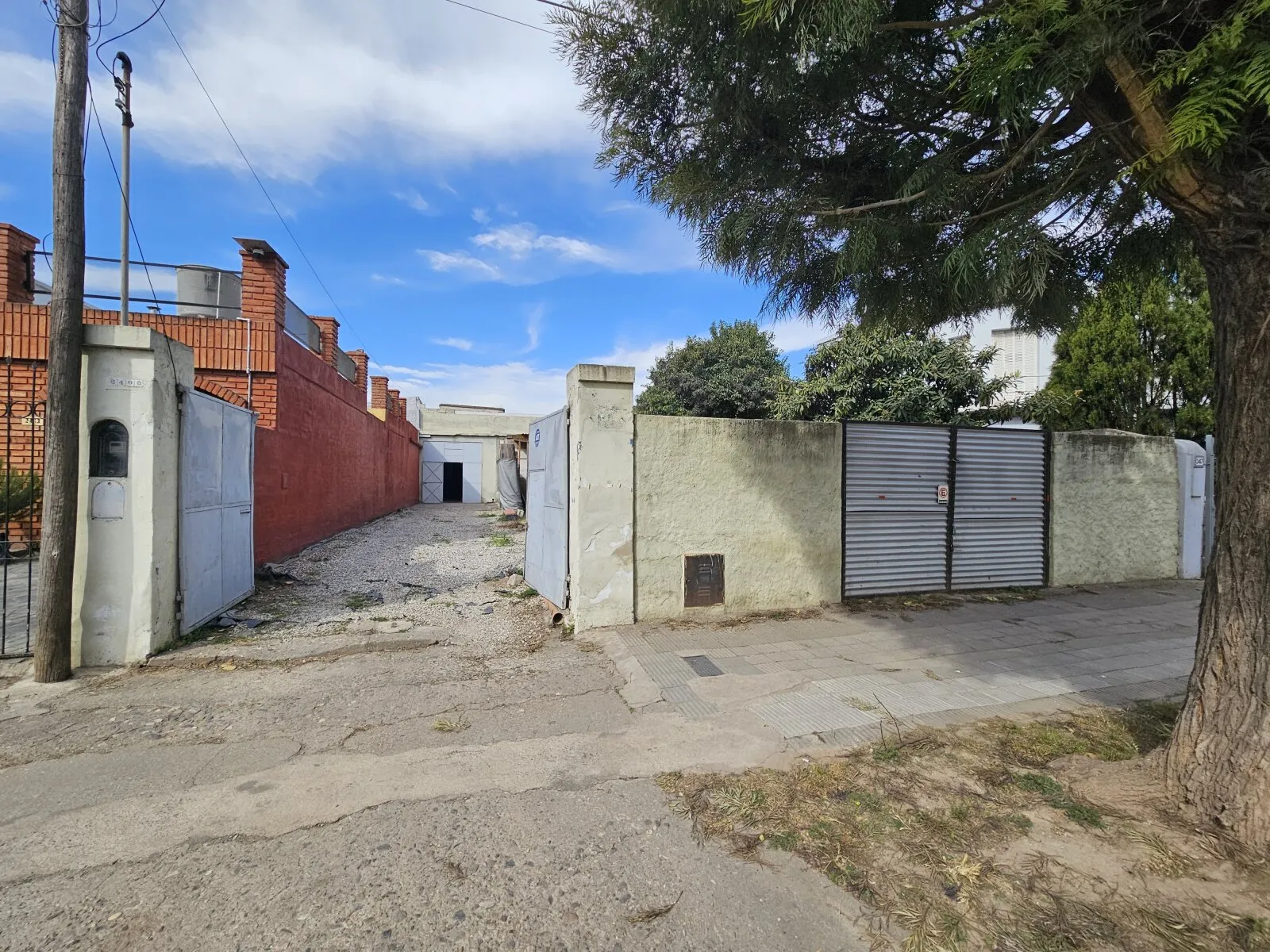 Terreno de 840m² con gran galpón en Av Madrid