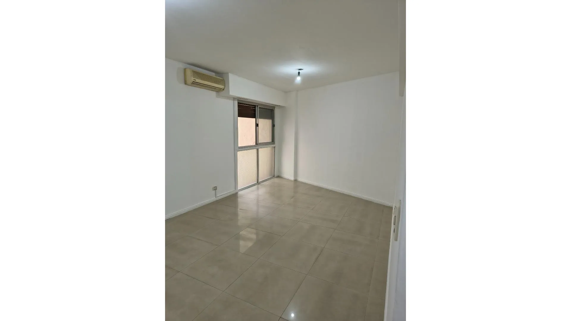 TRES AMBIENTES CON PATIO