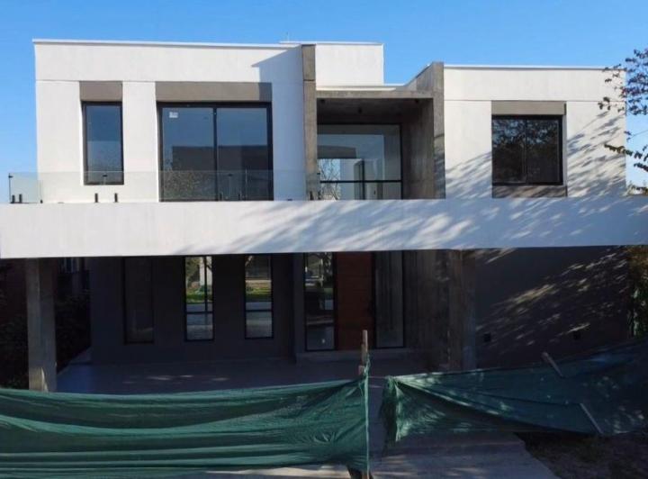 Casa · 375m² · 6 Ambientes · 1 Cochera
