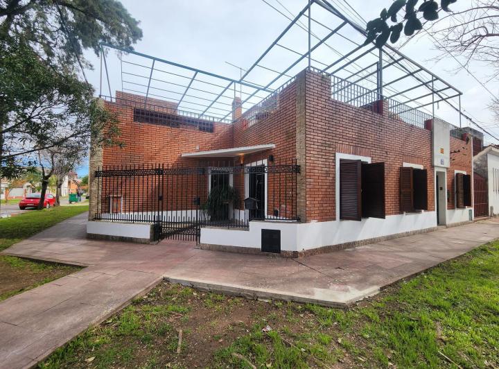 Casa · 229m² · 6 Ambientes · 1 Cochera