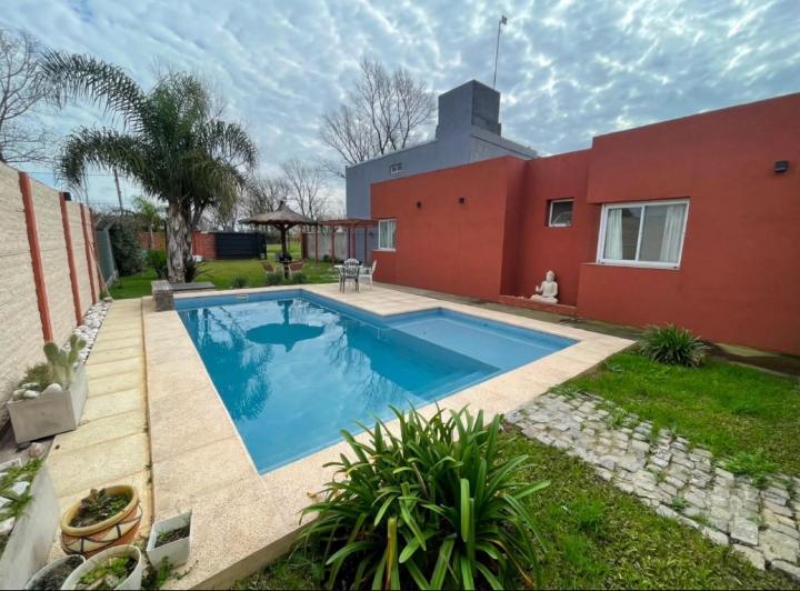 Casa · 130m² · 4 Ambientes · 3 Cocheras