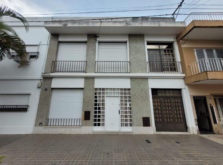 Casa · 194m² · 9 Ambientes · 1 Cochera
