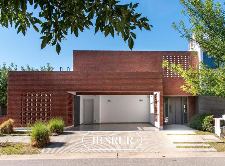 Casa · 215m² · 5 Ambientes · 2 Cocheras