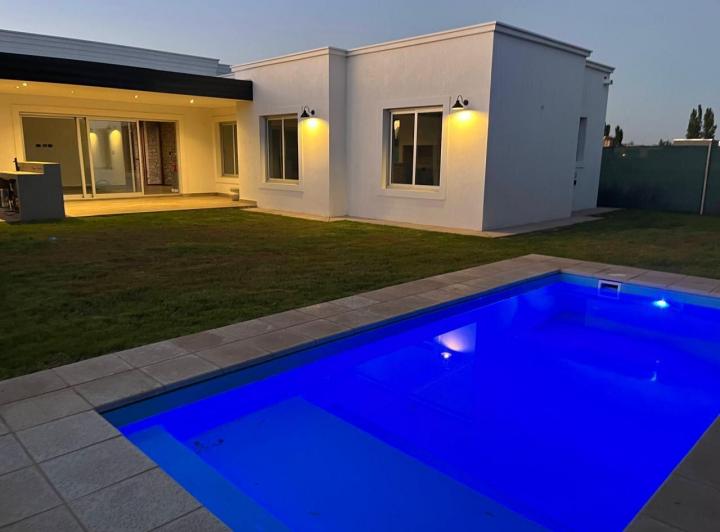 Casa · 180m² · 7 Ambientes · 2 Cocheras