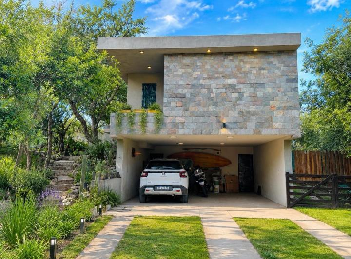 Casa · 270m² · 5 Ambientes · 2 Cocheras