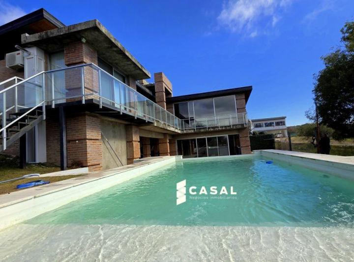 Casa · 254m² · 5 Ambientes · 3 Cocheras