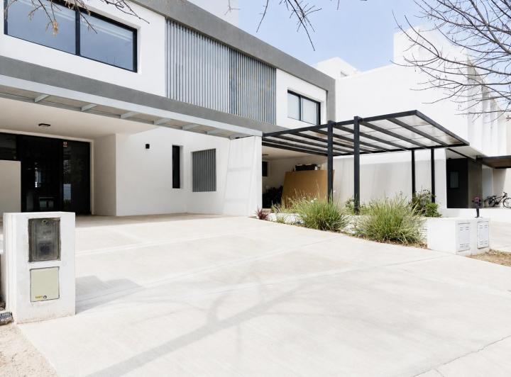 Casa · 180m² · 4 Ambientes · 2 Cocheras